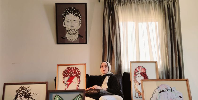 بأدوية والدتها المتوفية أمل ترسم لوحاتها