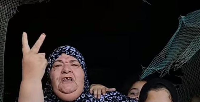 مسنة تتشبت بمنزلها رغم الاحتلال
