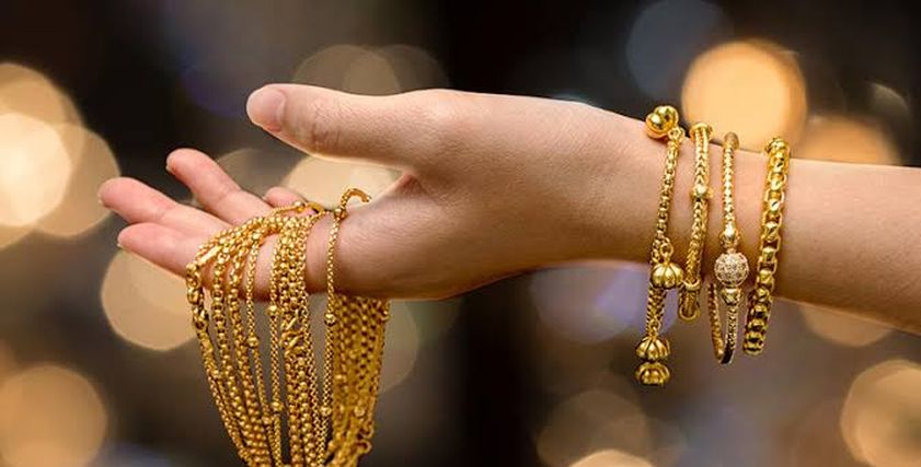 ما حكم وصية الأم المتوفاة بذهبها للبنات؟