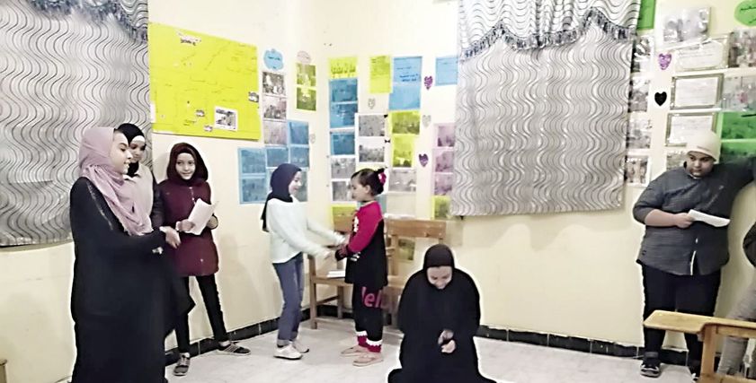 الفتيات أثناء بروفة المسرحية