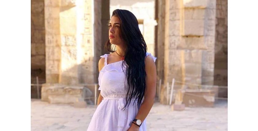 سائحة إسبانية توثق رحلتها بالأقصر