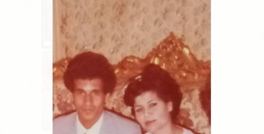 محمد عثمان يصلح الطريق الذى تعثرت فيه زوجته قبل وفاتها  