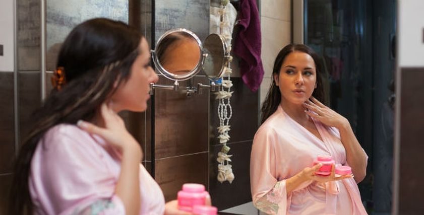 استشاري جلدية توضح المواد التجميلية التي يحذر استخدامها اثناء فترة الحمل