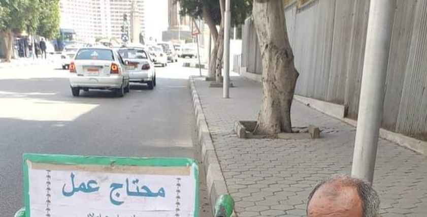 رجل ستيني يفترش الرصيف