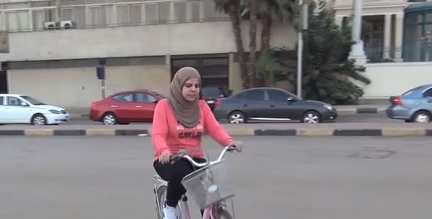 إيمان - مدربة قيادة الدراجات