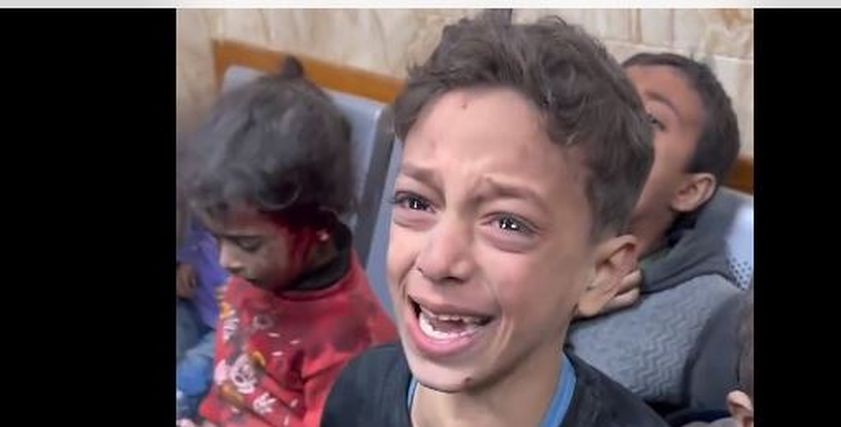 طفل فلسطيني يبكي من الخوف