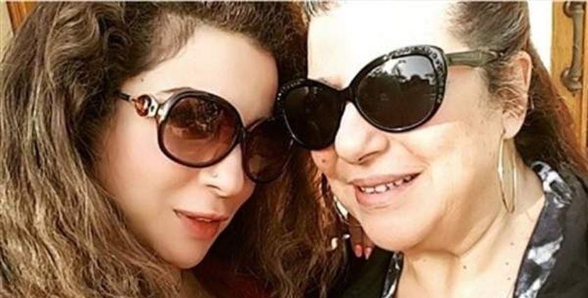 لقطات جمعت مي عز الدين ووالدتها.. فولة واتقسمت نصين