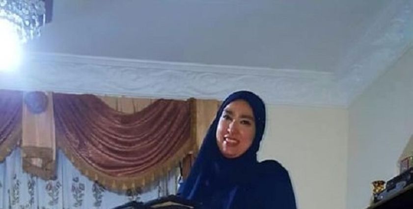 «شيرين» مع مجسم لنصر أكتوبر