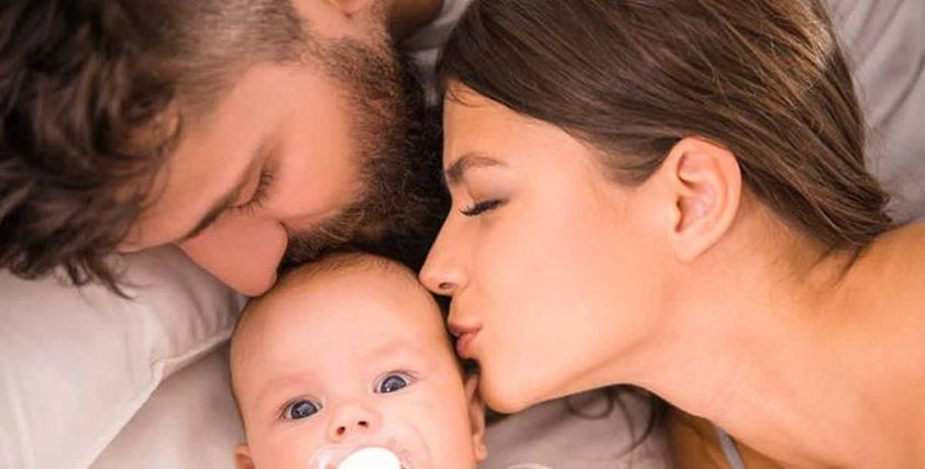 كيف تتعامل الأم مع طفلها اثناء مشاهدته أوقات الجماع