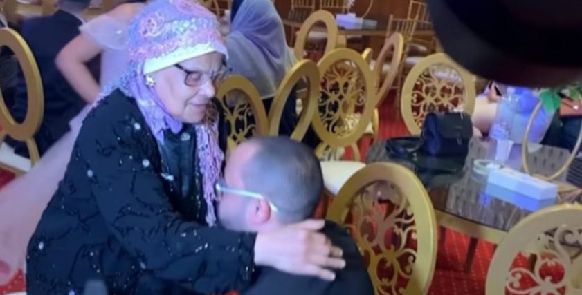 عريس يترك عروسته لتقبيل قدم أمه في الزفاف