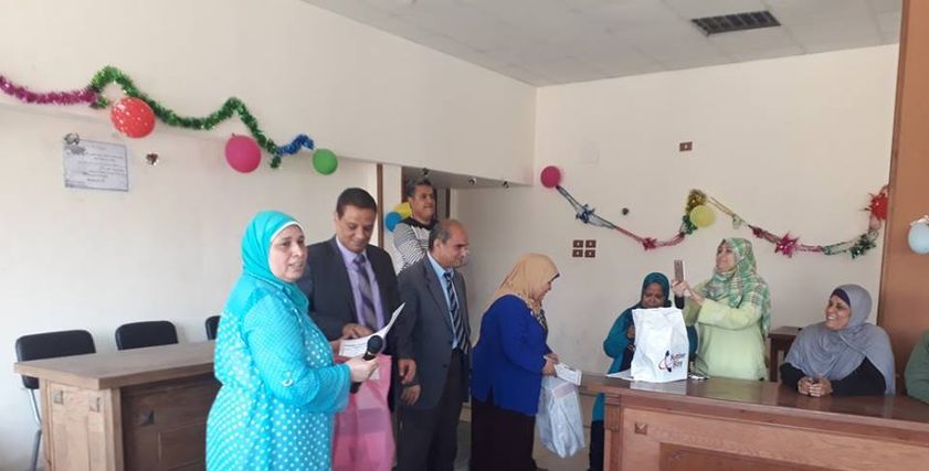 رئيس حى السيدة زينب يكرم الأمهات المثاليات