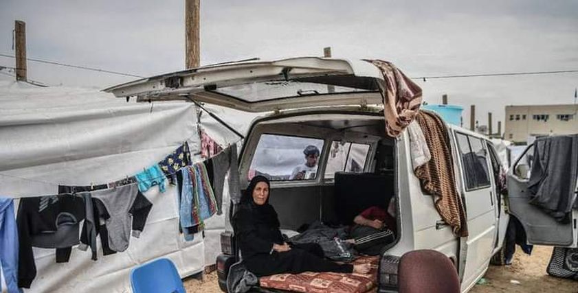 عائلات غزة تعيش في سياراتهم
