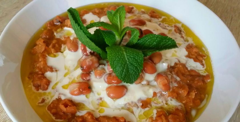 سحور اليوم.. طاجن الفول بالسجق والبيض