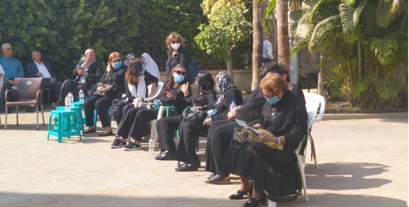 توافد المعزيين قبل صلاة الجنازة على فرخندة حسن