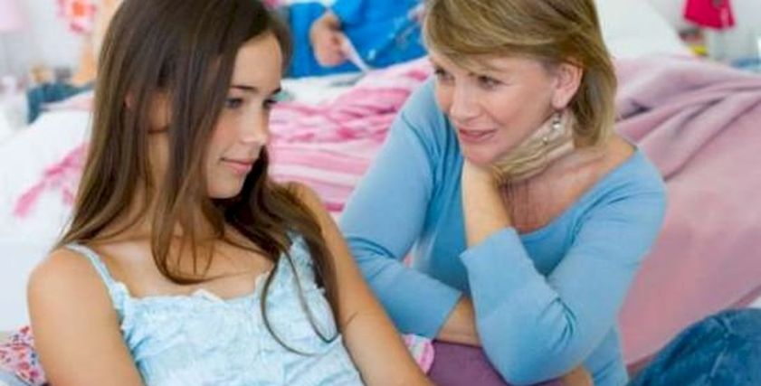 تعامل الأم مع تقلبات ابنتها النفسية