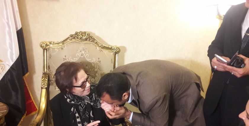 رجل يقبل جميلة بوحيرد