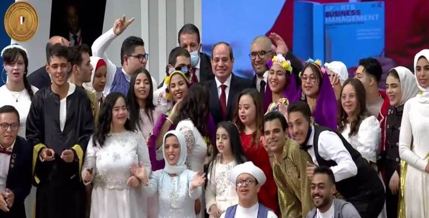 الرئيس السيسي مع أطفال قادرون باختلاف