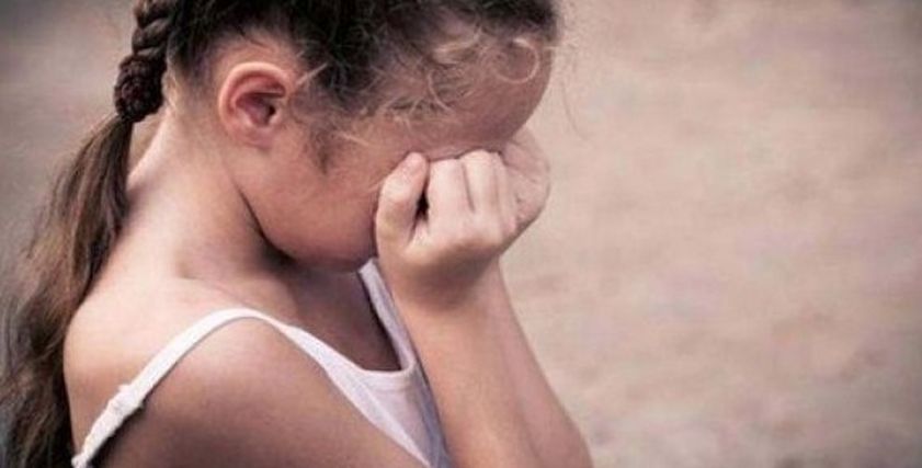 طفل 11 عام يغتصب طفلة صغيرة في أحد الحقول