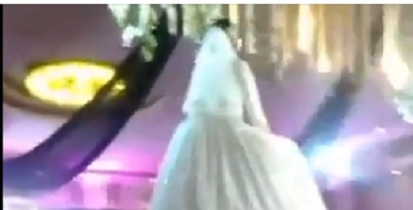 عروس تصعد على حامل الكاميرا