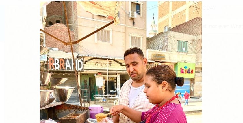 طالبة بالاعدادية وبائعة على عربية فول
