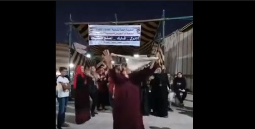 سيدة ترقص أمام لجنة انتخابية