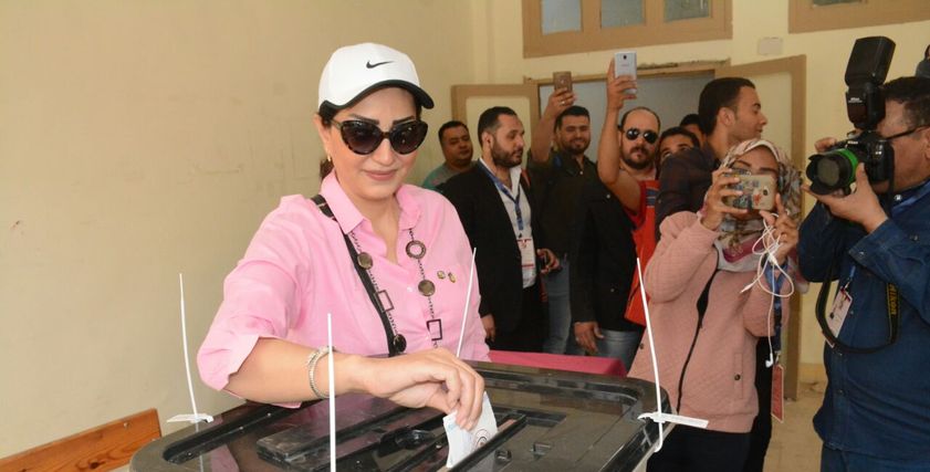 بالصور| وفاء عامر تدلي بصوتها في الانتخابات الرئاسية