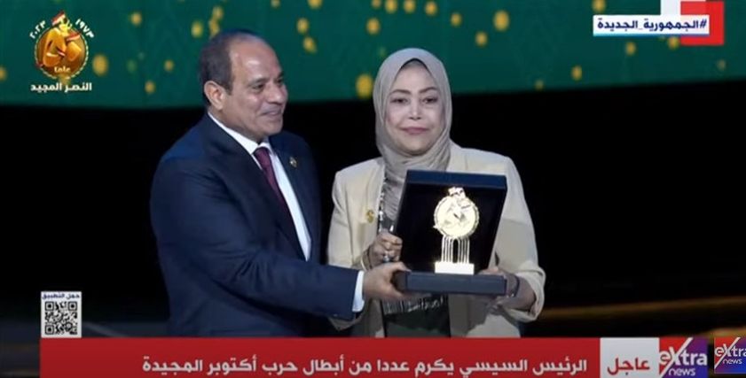 عزة مع الرئيس على المنصة