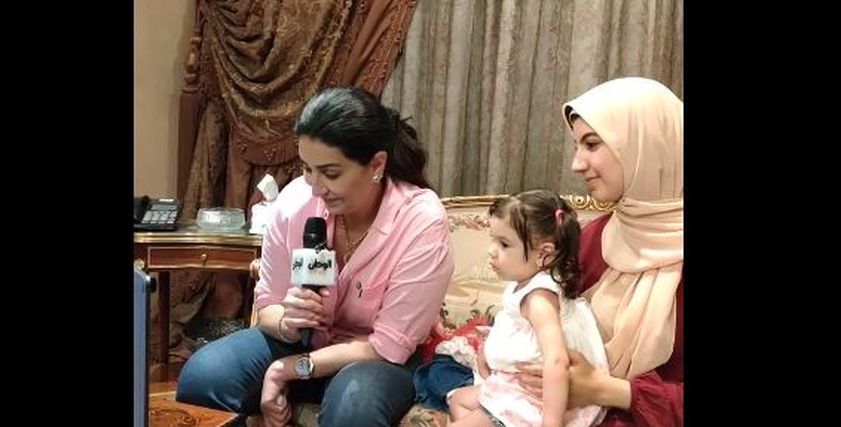 وفاء عامر واسرة الطفلة رقية