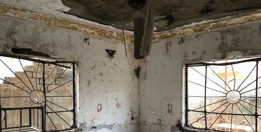 من المنزل المهدم