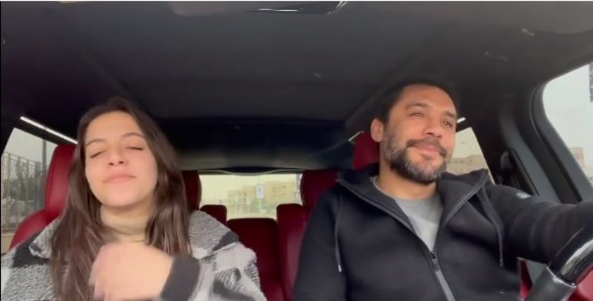 أحمد حسن وابنته يحتفلان بتأهيل المنتخب لنهائي أفريقيا