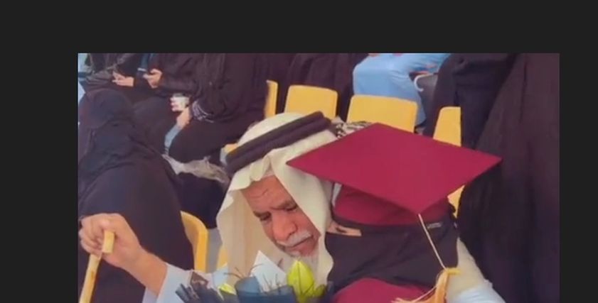 الاب المسن يحتضن ابنته في حفل التخرج