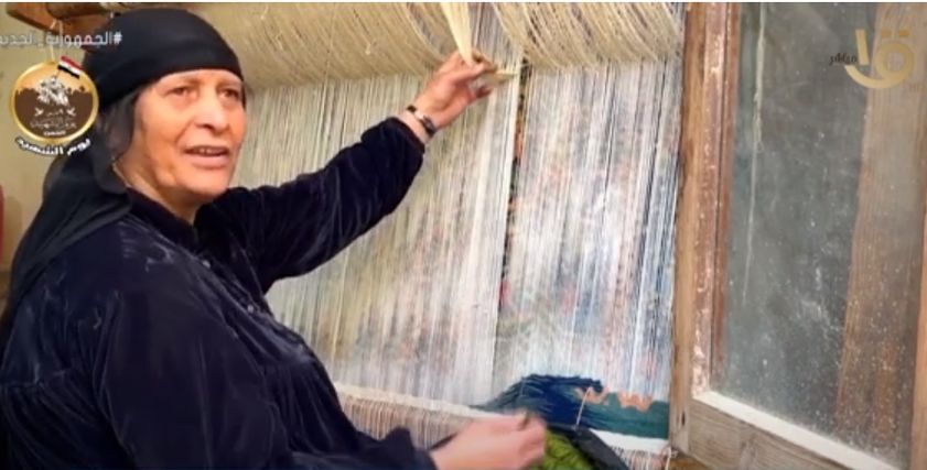لطفية محمد فنانة تعمل بالمشغل