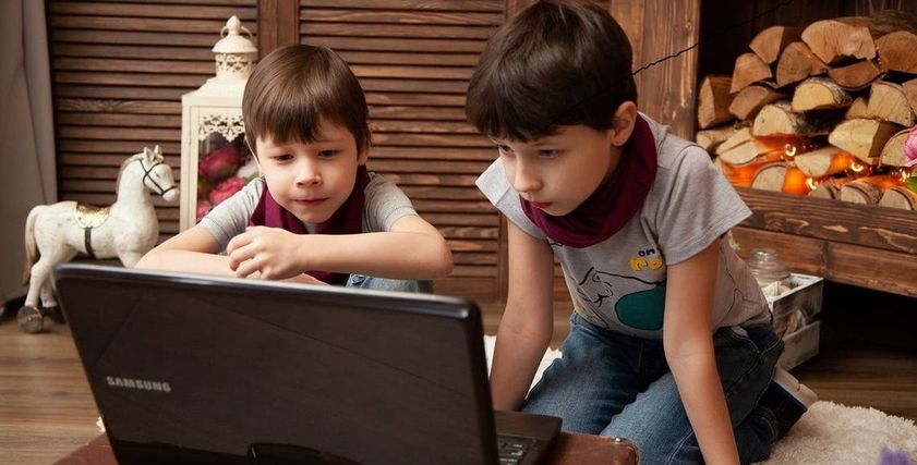 أخطاء تقع فيها الأمهات بدون قصد تؤثر على تنمية مهارات الطفل