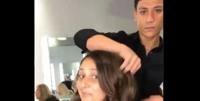 حلا شيحة تصبغ شعرها بلون جديد بعد خلعها الحجاب 