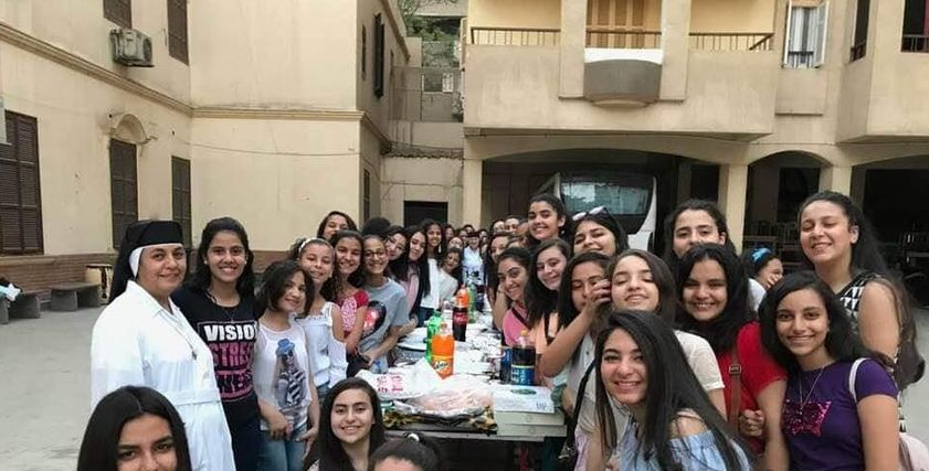 تلاميذ مدرسة نوتردام في افطار جماعي