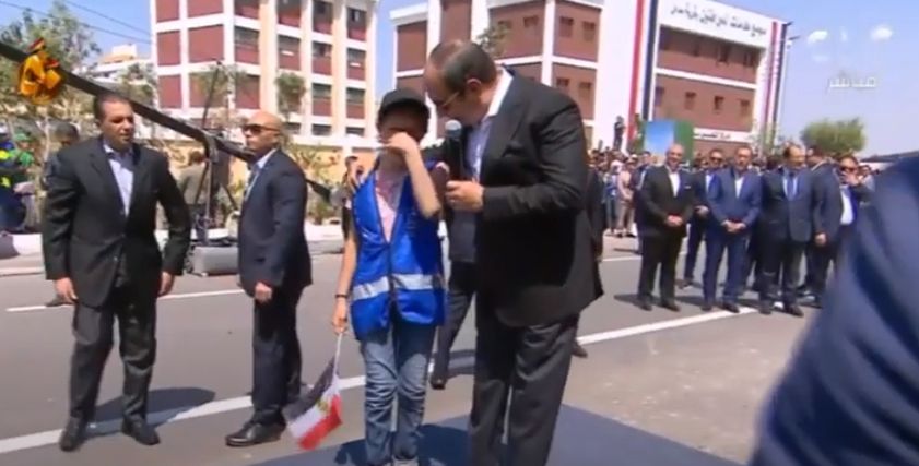 الرئيس السيسي مع الطفلة