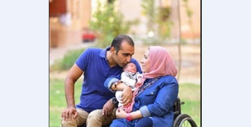 زوجان على كرسي متحرك يوثقان لحظة ولادة طفلهما