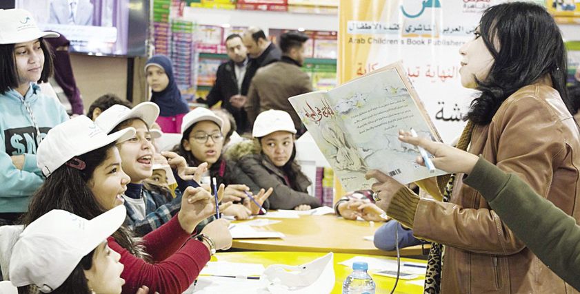 سماح أبوبكر مع الأطفال فى ورشة الحكى بمعرض الكتاب