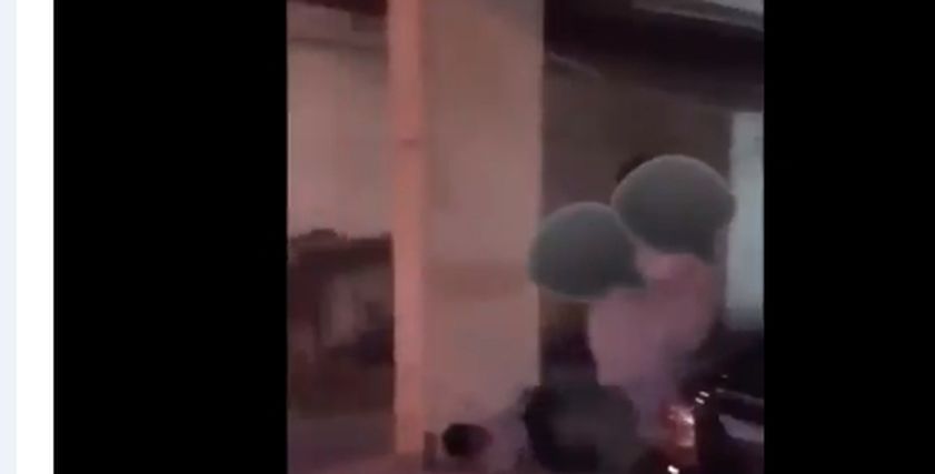 رجل يعتدي على طفل بالقدم
