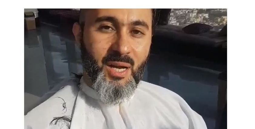 سعودي يحلق شعر رأسه ويصبغ لحيته بالوردي تضامنا مع زوجته مريضة السرطان