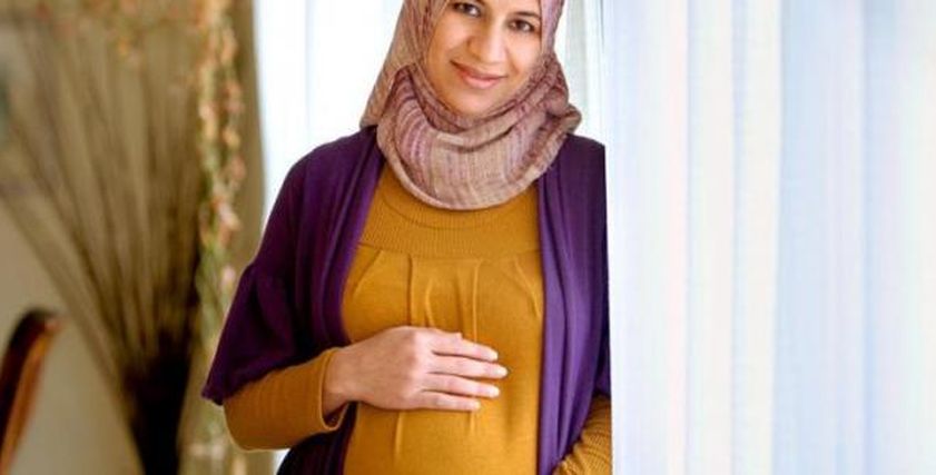 متى يصبح الصوم خطرا على الجنين اثناء فترة الحمل.. استشاري نسا وتوليد يجيب