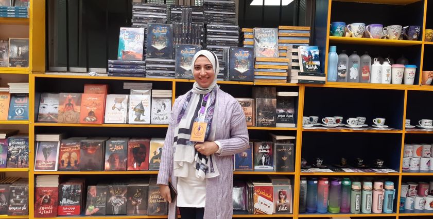 آية خلال تطوعها فى معرض الدقي للكتاب المخفض- تصوير : إنجى الطوخي