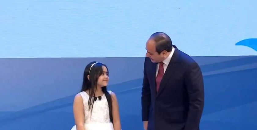 من هي الطفلة التي صعد السيسي لتحيتها في احتفالية المرأة المصرية