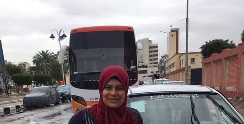 فاطمة مجاهد أول سائقة تاكسي في بورسعيد
