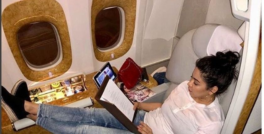 شيرين عبد الوهاب تسافر إلى دبي رغم حكم حبسها