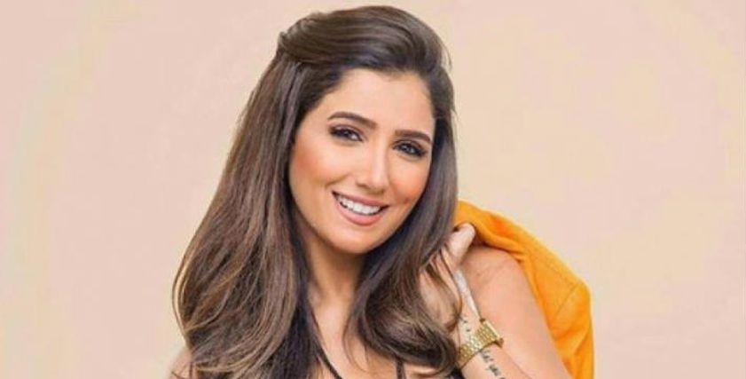 الفنانة مي عمر