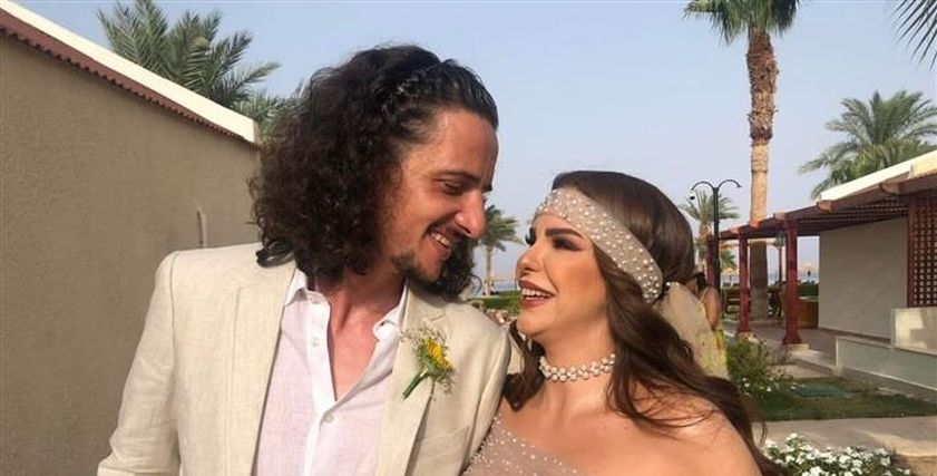 الفنانة دنيا عبدالعزيز وزوجها