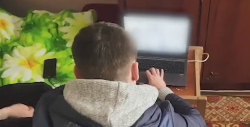 أوكرانية تغتصب طفلها وتصور فعلتها لبيع المقاطع عبر الإنترنت
