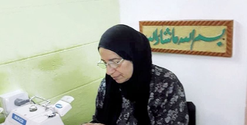 جانب من عمل مريضات السرطان بمشغل النسيج