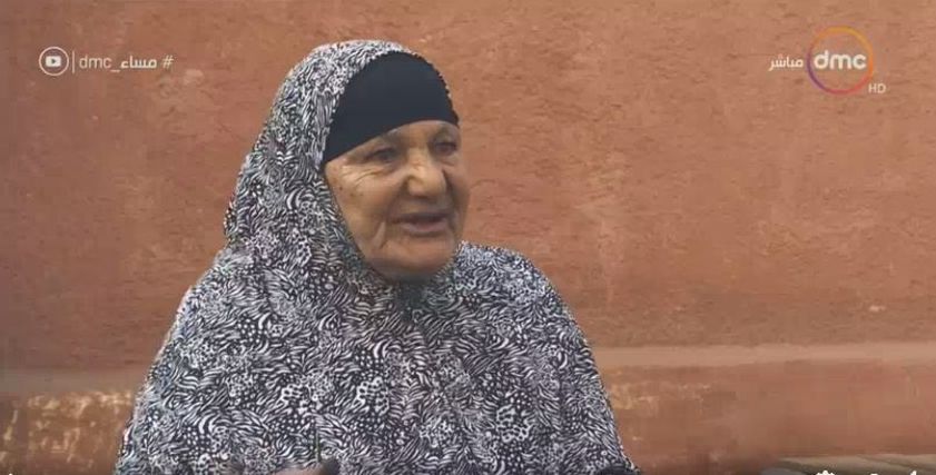سيدة عبد الله.. مُسنة تعمل ماسحة أحذية